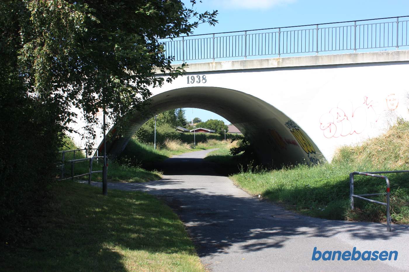 Vejbroen over banen for Almindingsvej set i retning mod Rønne Ø Vejbroen over banen for Almindingsvej set i retning mod Rønne Ø