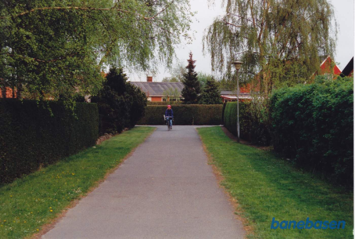 Her slutter stien, parcelhuskvarteret er bygget henover banen