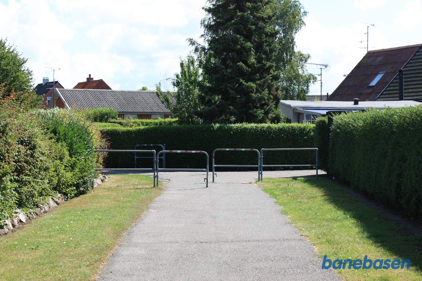 Her slutter stien, parcelhuskvarteret er bygget henover banen