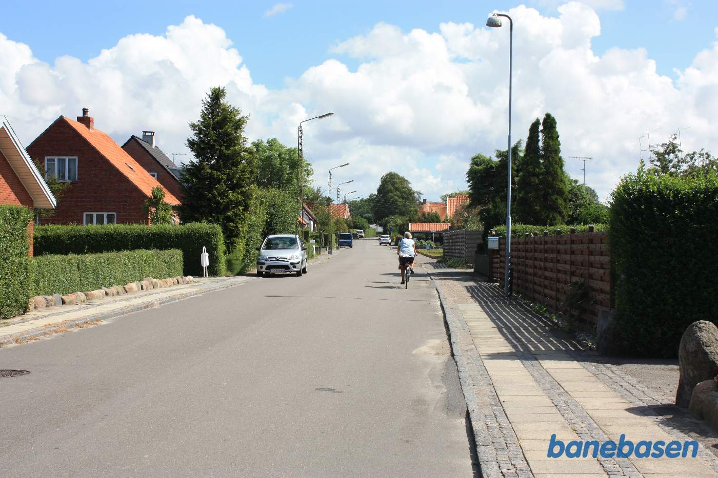 Vi er på Harbovej og kigger i retning mod Nexø. Foran cyklisten krydsede banen over vejen, som dengang ikke var anlagt Vi er på Harbovej og kigger i retning mod Nexø. Foran cyklisten krydsede banen over vejen, som dengang ikke var anlagt