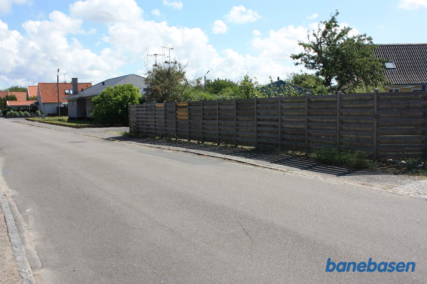 Vi er på Harbovej og kigger i retning mod Nexø. Banen gik ind gennem haverne, der ikke var der dengang Vi er på Harbovej og kigger i retning mod Nexø. Banen gik ind gennem haverne, der ikke var der dengang