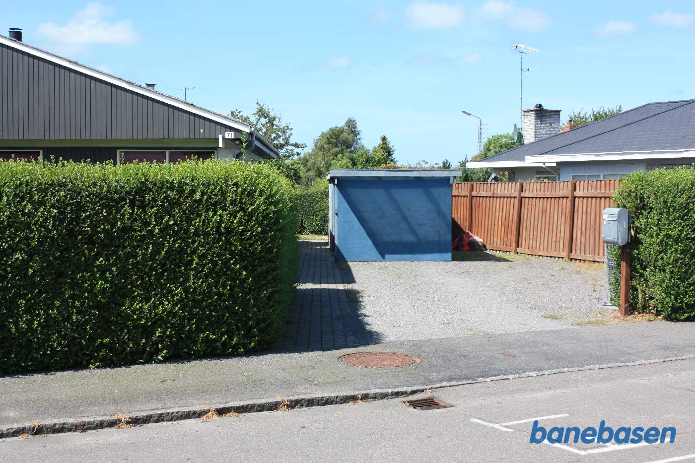 Sigynsvej og kigger i retning mod Rønne Ø. Garagen står lige oven på den gamle banetracé