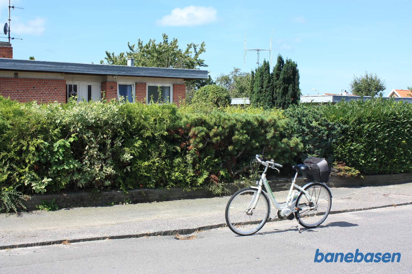 Ydunsvej. Cyklen er parkeret der hvor banen krydsede vejen, som dengang ikke var anlagt. Vi kigger mod Rønne Ø Ydunsvej. Cyklen er parkeret der hvor banen krydsede vejen, som dengang ikke var anlagt. Vi kigger mod Rønne Ø