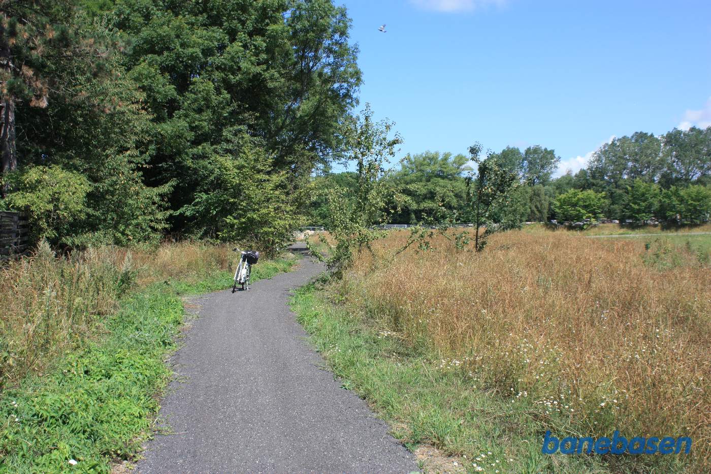 Så er vi ude ved Østre Ringvej, der ligger til højre i billedet. Banen kom ud fra venstre, der hvor cyklen er parkeret, og fortsatte til højre mod Nexø