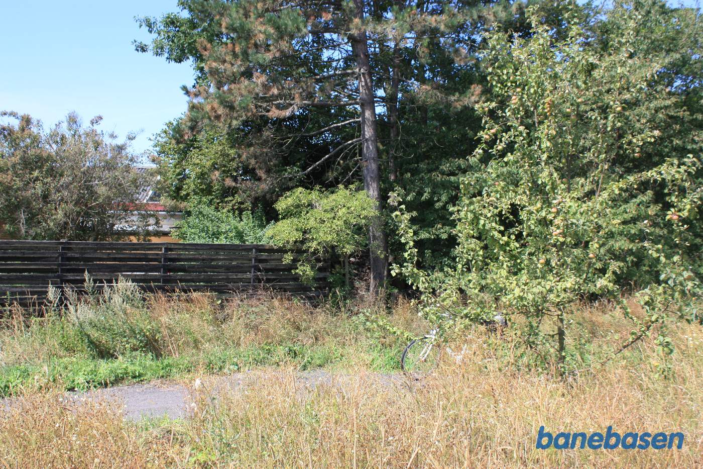 Så er vi ude ved Østre Ringvej, der ligger bagved fotografen. Banen kom ud fra parcelhusområdet lige her Så er vi ude ved Østre Ringvej, der ligger bagved fotografen. Banen kom ud fra parcelhusområdet lige her