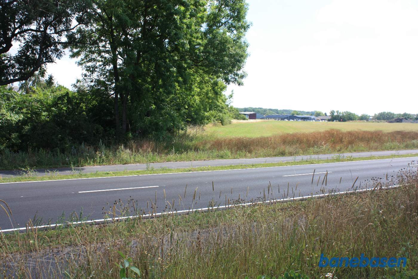 Så er vi ude ved Østre Ringvej, der ligger midt i billedet. Banen fortsatte langs træerne mod Nexø Så er vi ude ved Østre Ringvej, der ligger midt i billedet. Banen fortsatte langs træerne mod Nexø