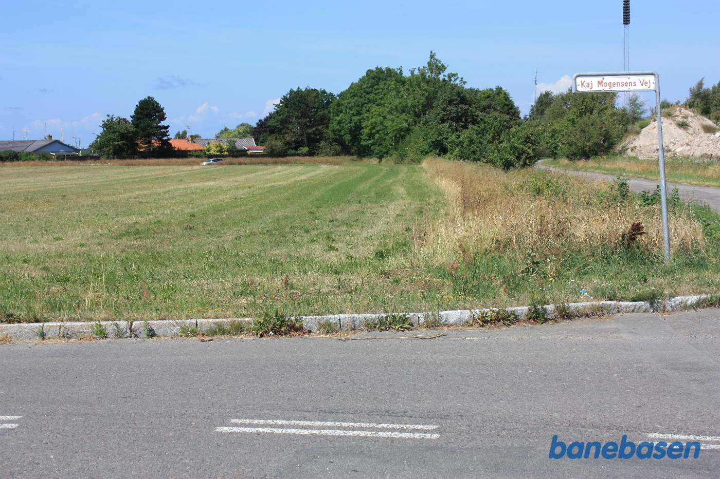 Vi står på Kaj Mogensens Vej og kigger langs tværvejen Kanegårdsvej, som banen løb langs med, vi ser mod Rønne Vi står på Kaj Mogensens Vej og kigger langs tværvejen Kanegårdsvej, som banen løb langs med, vi ser mod Rønne