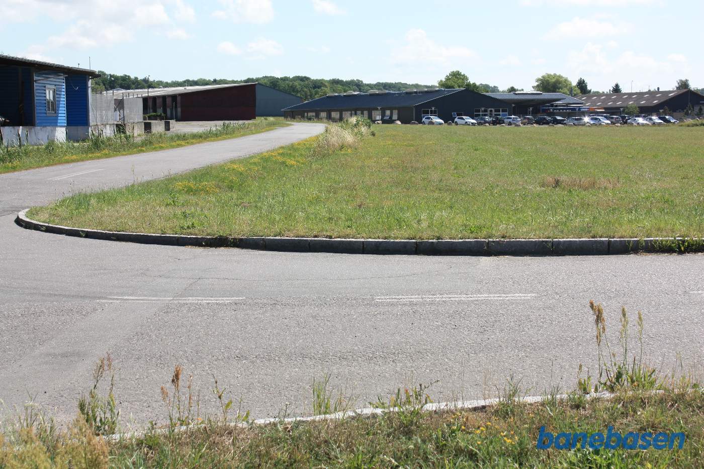 Vi står på Kaj Mogensens Vej og kigger langs tværvejen Kanegårdsvej, som banen løb langs med, vi ser mod Nexø Vi står på Kaj Mogensens Vej og kigger langs tværvejen Kanegårdsvej, som banen løb langs med, vi ser mod Nexø