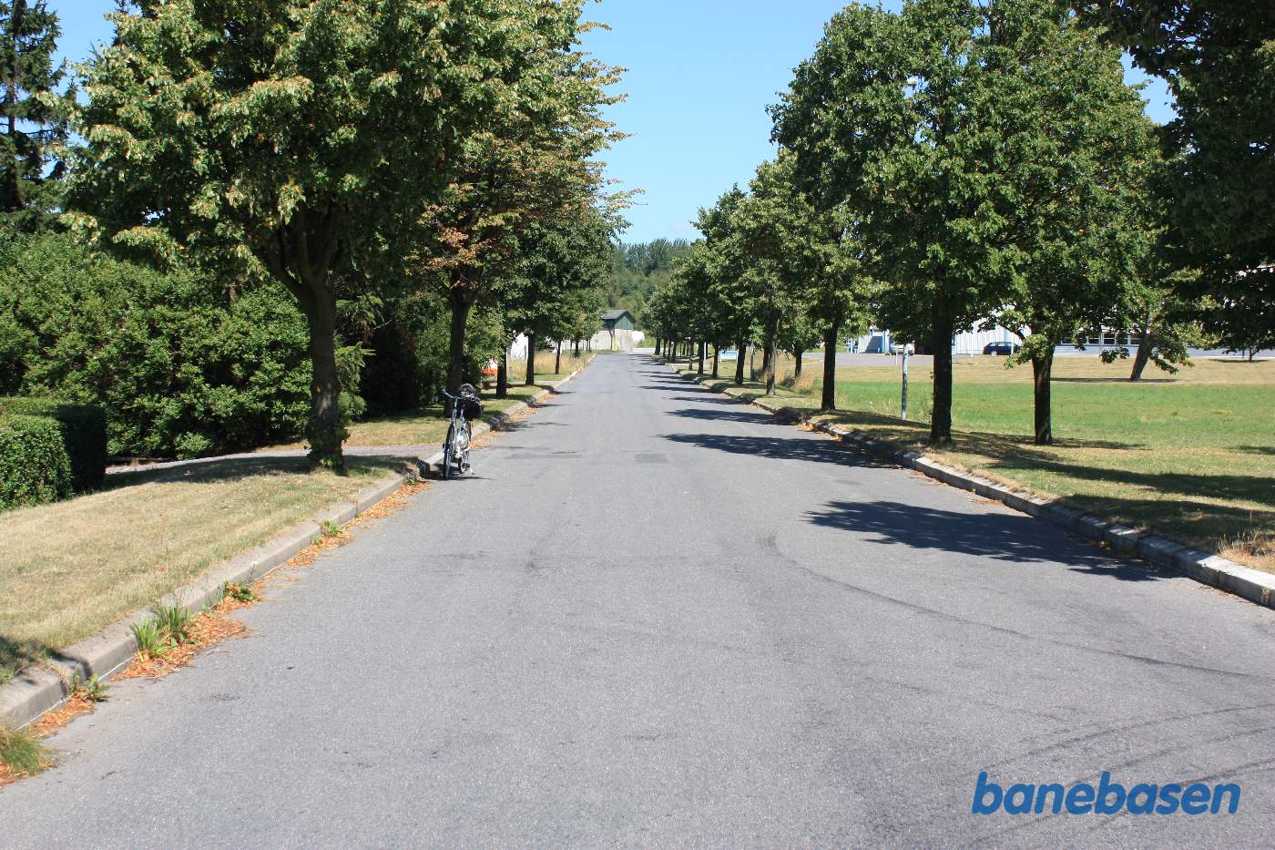 Vi er på Lillevangsvej og banen gik præcist her, hvor cyklen er parkeret Vi er på Lillevangsvej og banen gik præcist her, hvor cyklen er parkeret