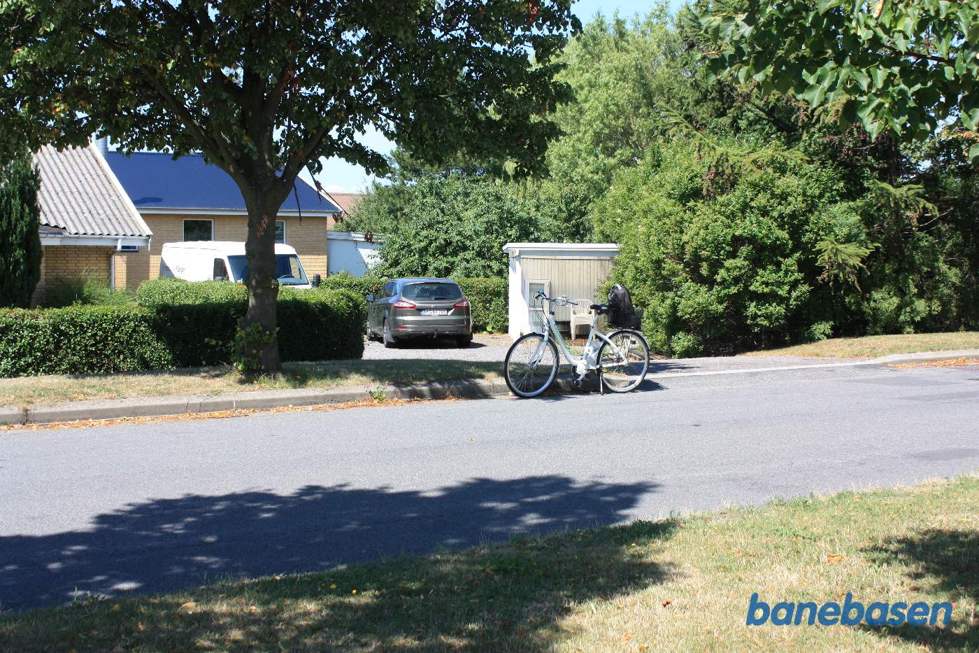 Vi er på Lillevangsvej og banen gik præcist her, hvor cyklen er parkeret. Vi kigger i retning mod Rønne Vi er på Lillevangsvej og banen gik præcist her, hvor cyklen er parkeret. Vi kigger i retning mod Rønne