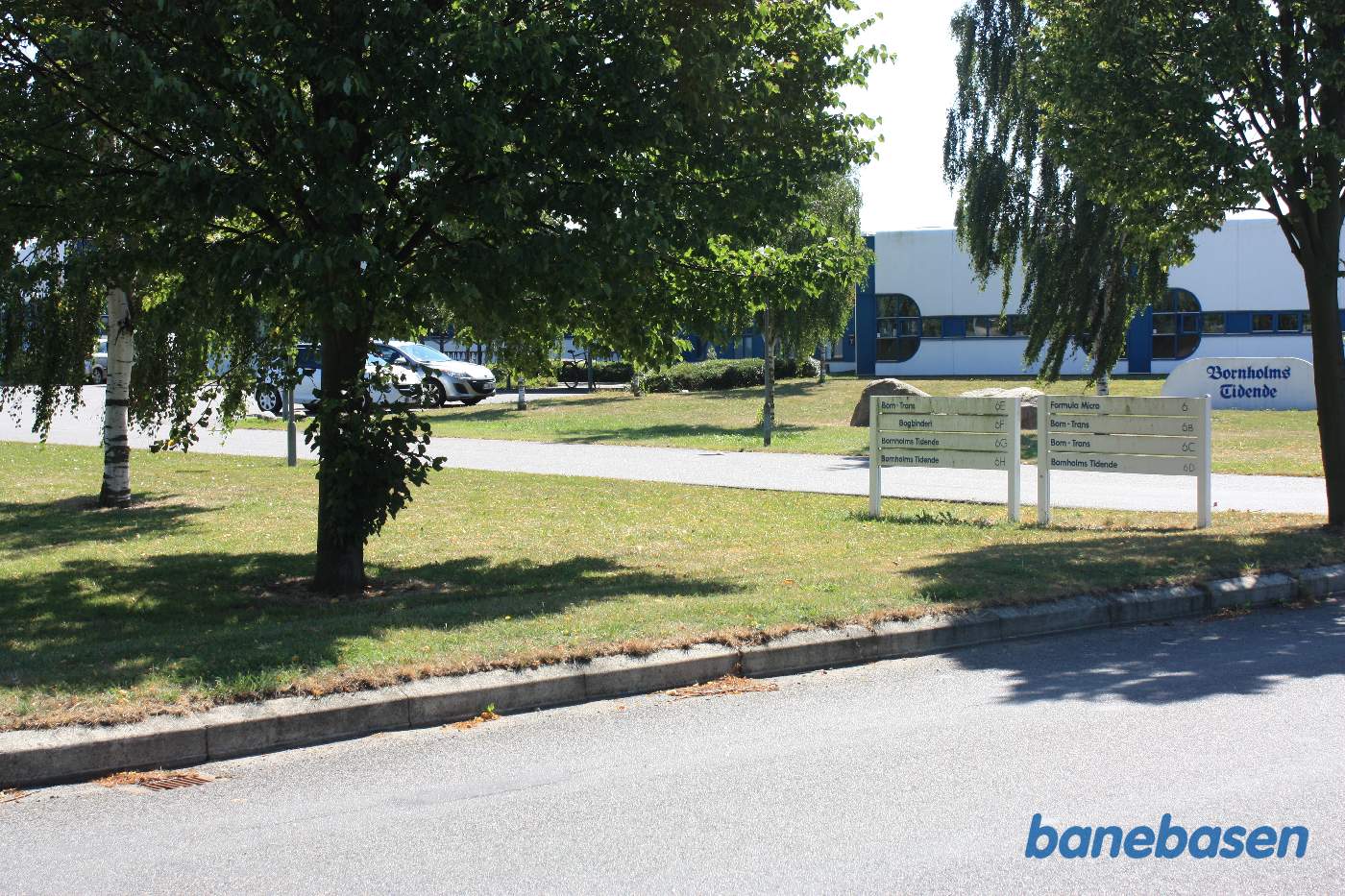 Vi er på Lillevangsvej og banen gik præcist her. Vi kigger i retning mod Nexø Vi er på Lillevangsvej og banen gik præcist her. Vi kigger i retning mod Nexø