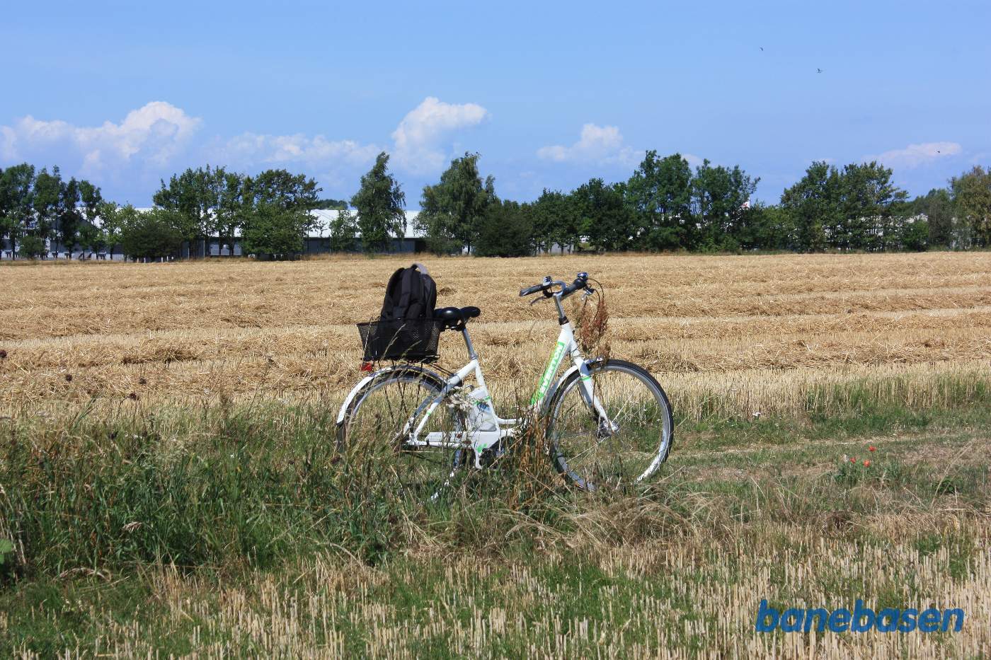 Vi har parkeret cyklen på Åkirkebyvej der hvor banen i sin tid løb, vi kigger i retning mod Rønne