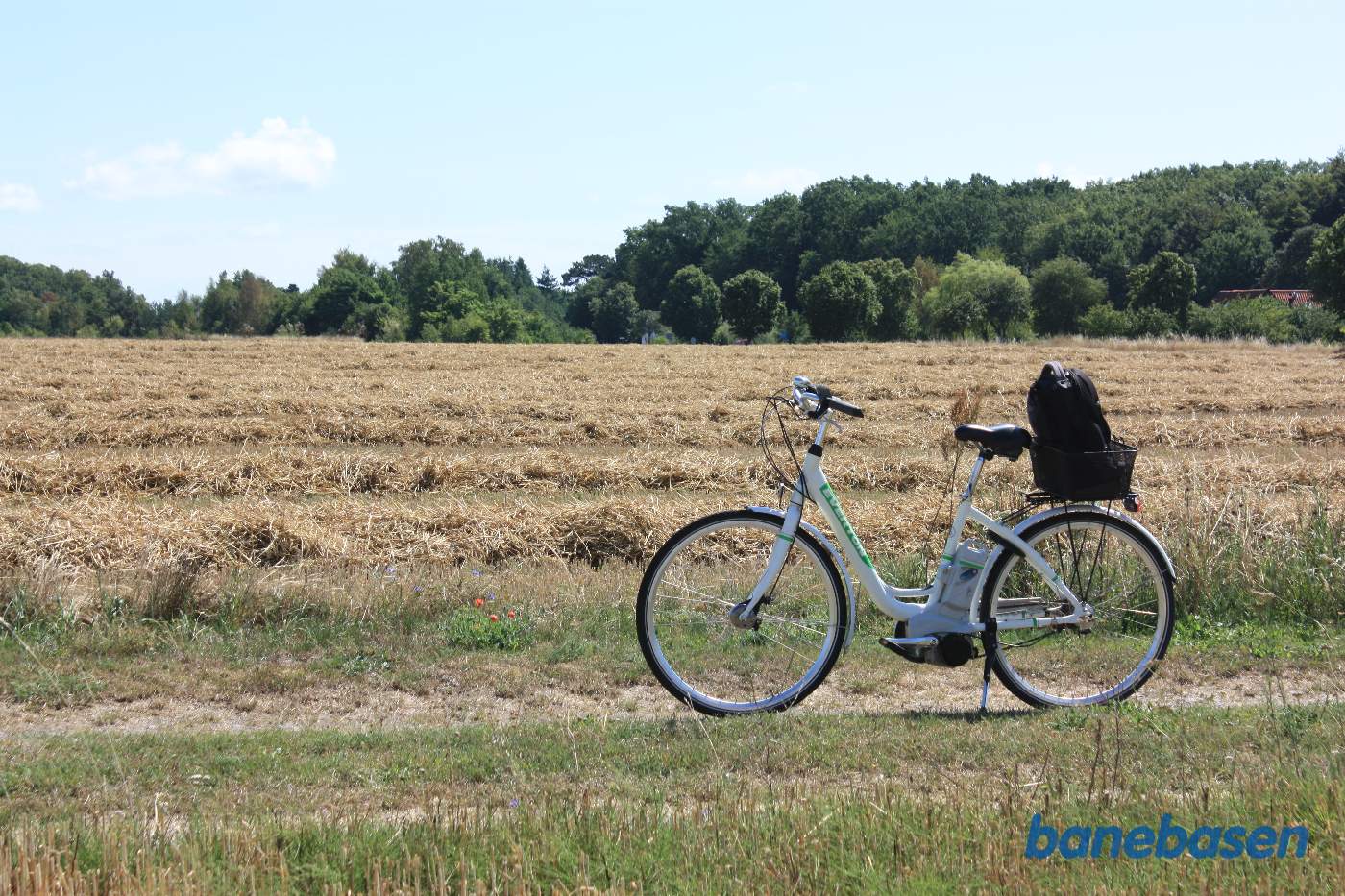 Vi har parkeret cyklen på Åkirkebyvej der hvor banen i sin tid løb, vi kigger i retning mod Nexø Vi har parkeret cyklen på Åkirkebyvej der hvor banen i sin tid løb, vi kigger i retning mod Nexø