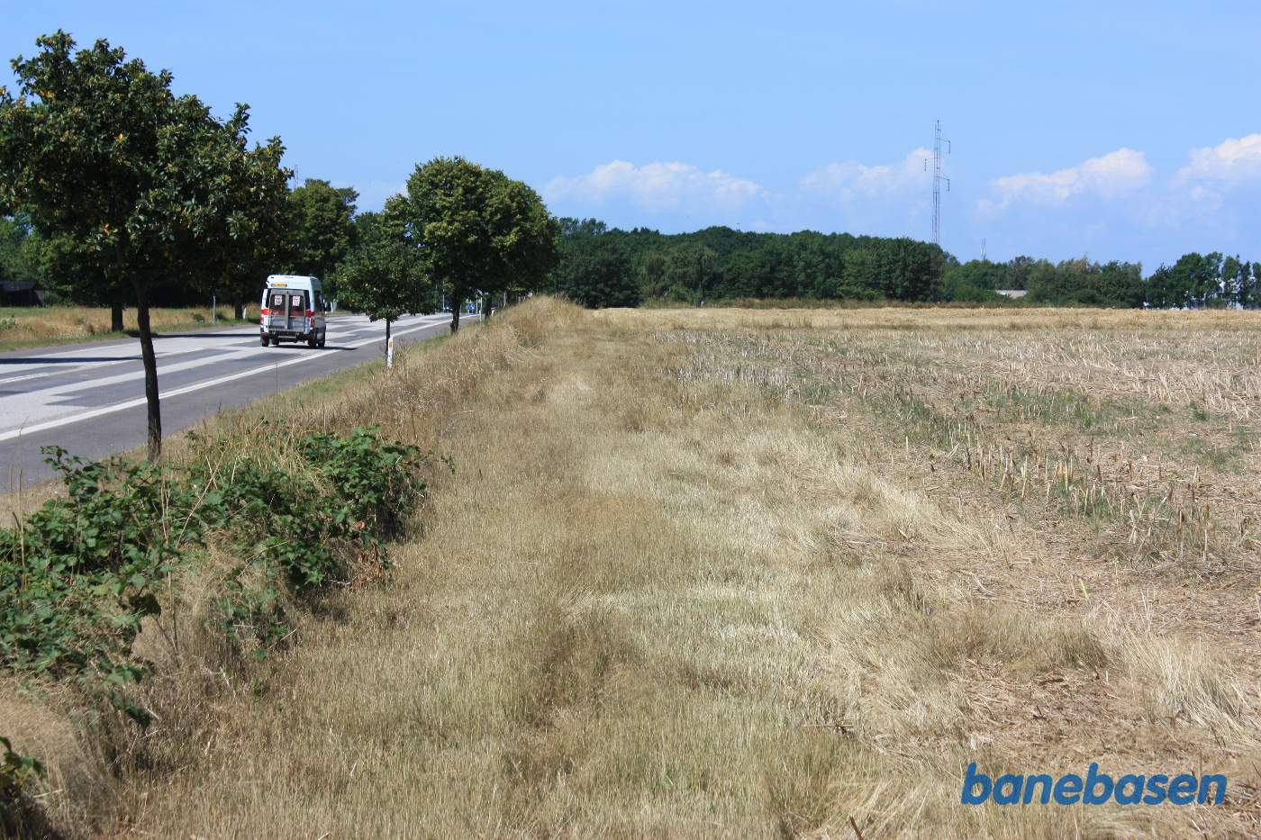 Vi har Åkirkebyvej til venstre og står på banens tracé og kigger i retning mod Rønne Vi har Åkirkebyvej til venstre og står på banens tracé og kigger i retning mod Rønne