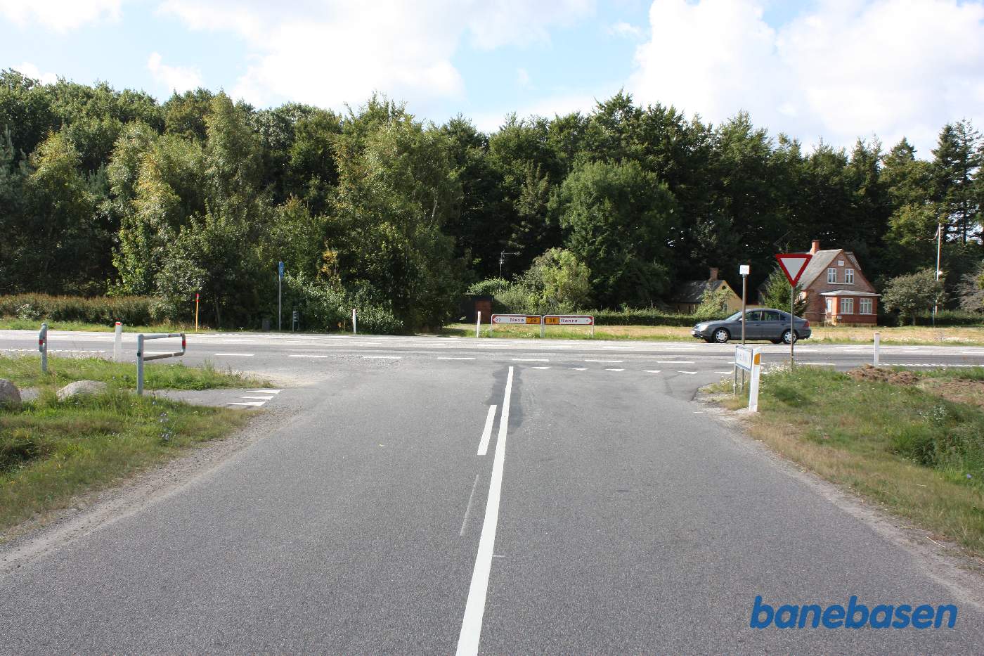 Vi står på Stavelund og kigger på det sted, hvor banen i sin tid krydsede vejen. Begyndelsen på banestien ses til venstre Vi står på Stavelund og kigger på det sted, hvor banen i sin tid krydsede vejen. Begyndelsen på banestien ses til venstre