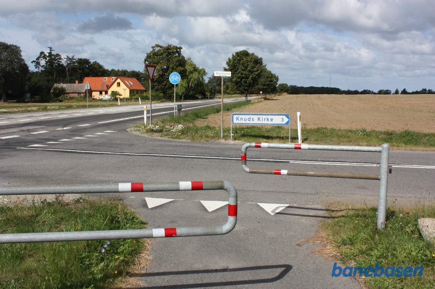 Vi står på banens tracé og kigger i retning mod Rønne Vi står på banens tracé og kigger i retning mod Rønne