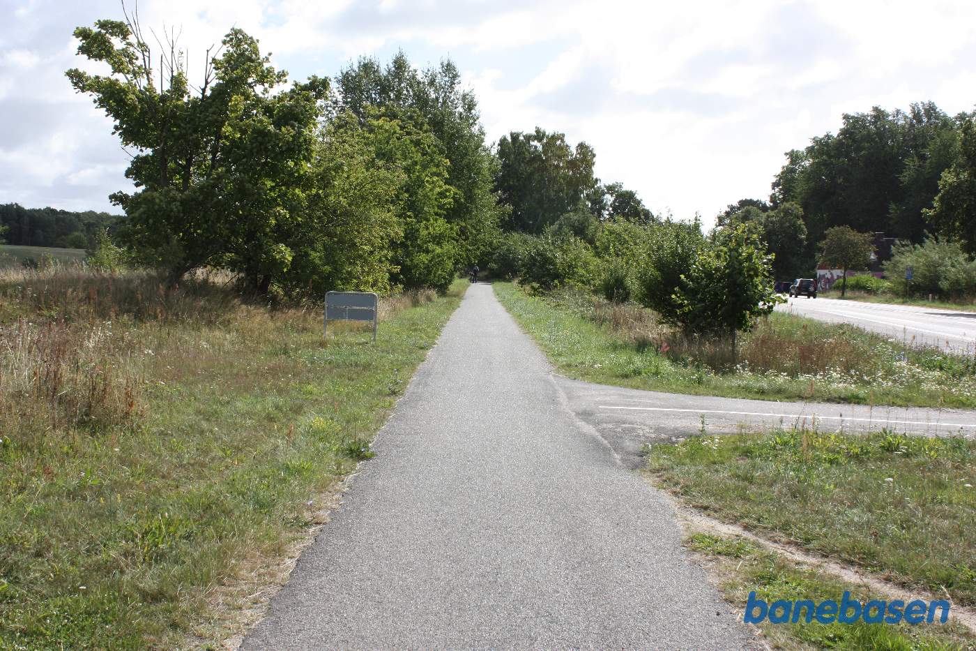 Vi står på banens tracé og kigger i retning mod Nexø Vi står på banens tracé og kigger i retning mod Nexø