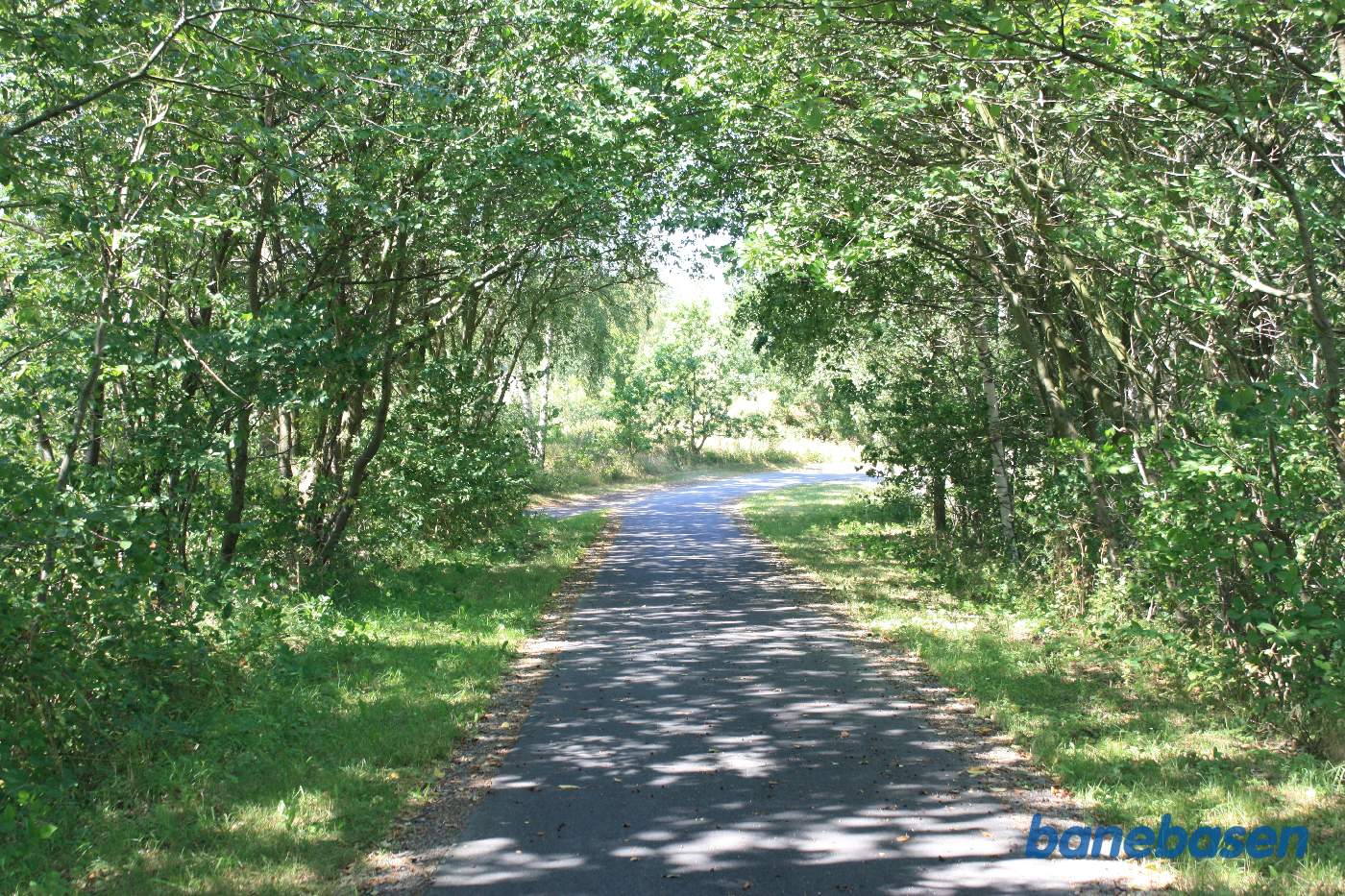 Den nye cykelsti drejer fra til højre og går udenom grusgraven, vi kigger mod Rønne og ud i grusgraven Den nye cykelsti drejer fra til højre og går udenom grusgraven, vi kigger mod Rønne og ud i grusgraven