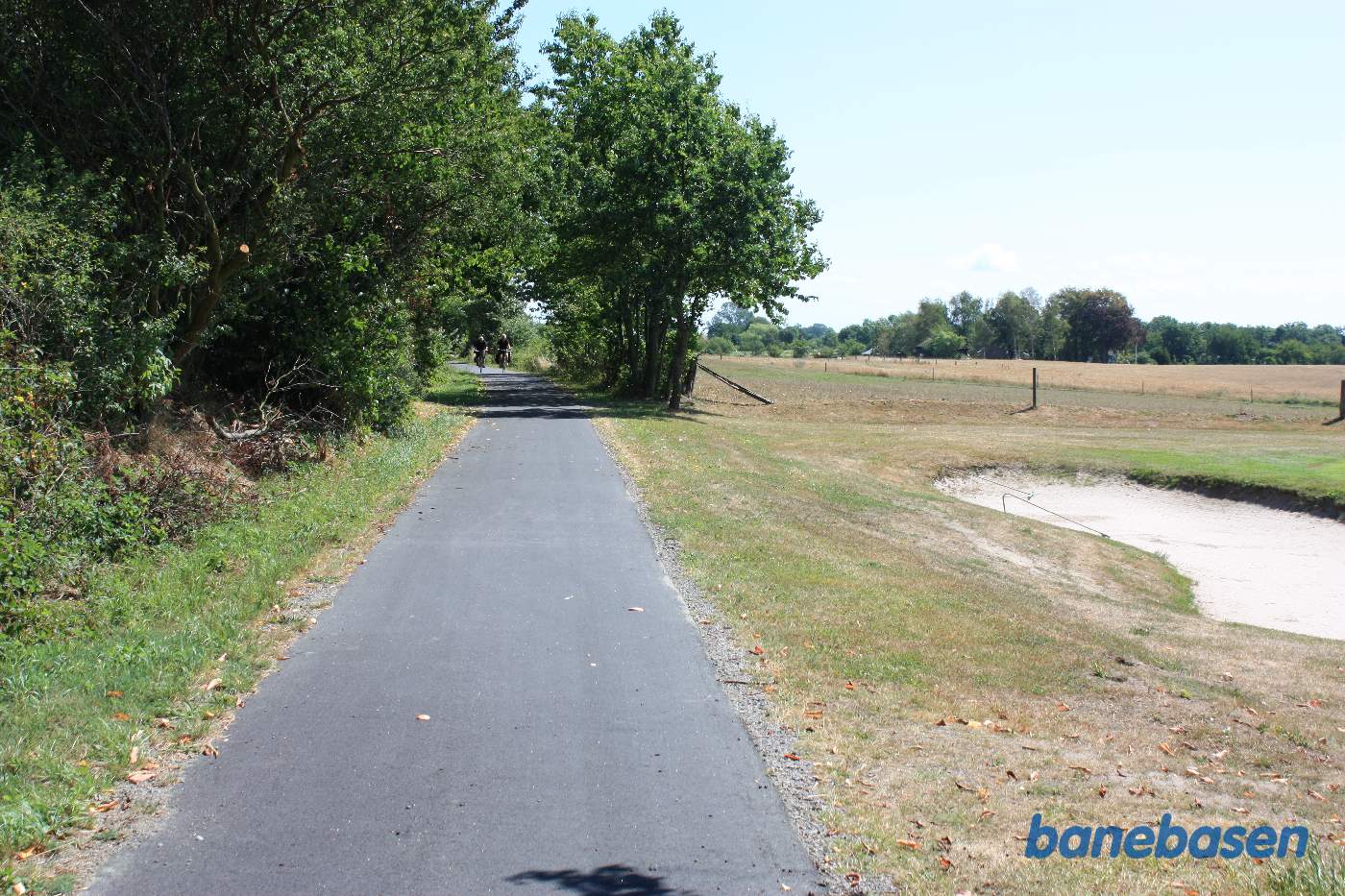 Vi passerer golfbanens sidste sandhul til højre og fortsætter mod Nexø
