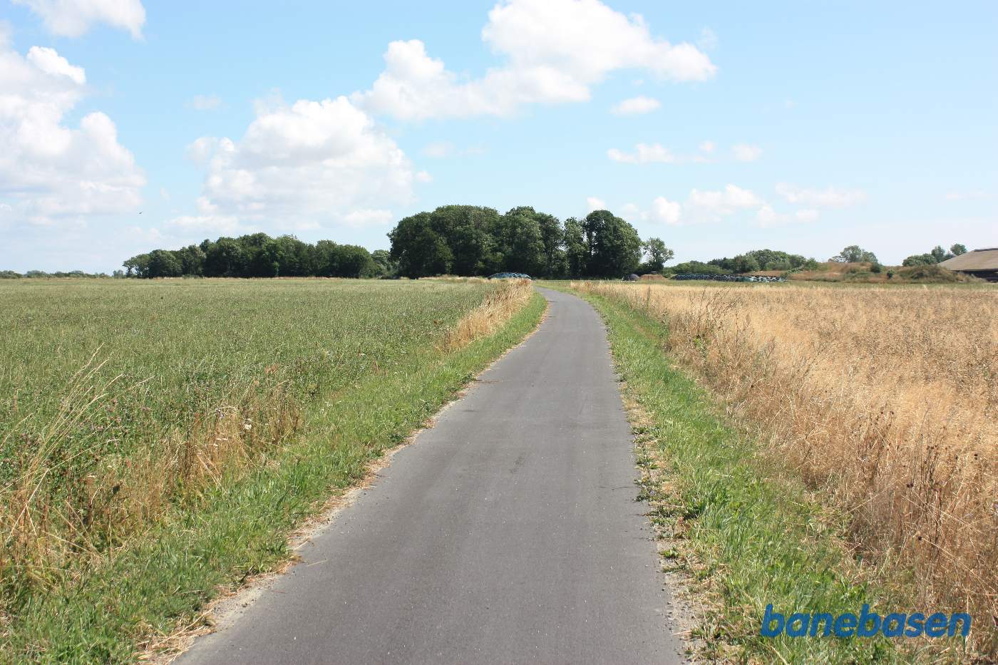 Banen løber ud over markerne i retning mod Nexø Banen løber ud over markerne i retning mod Nexø