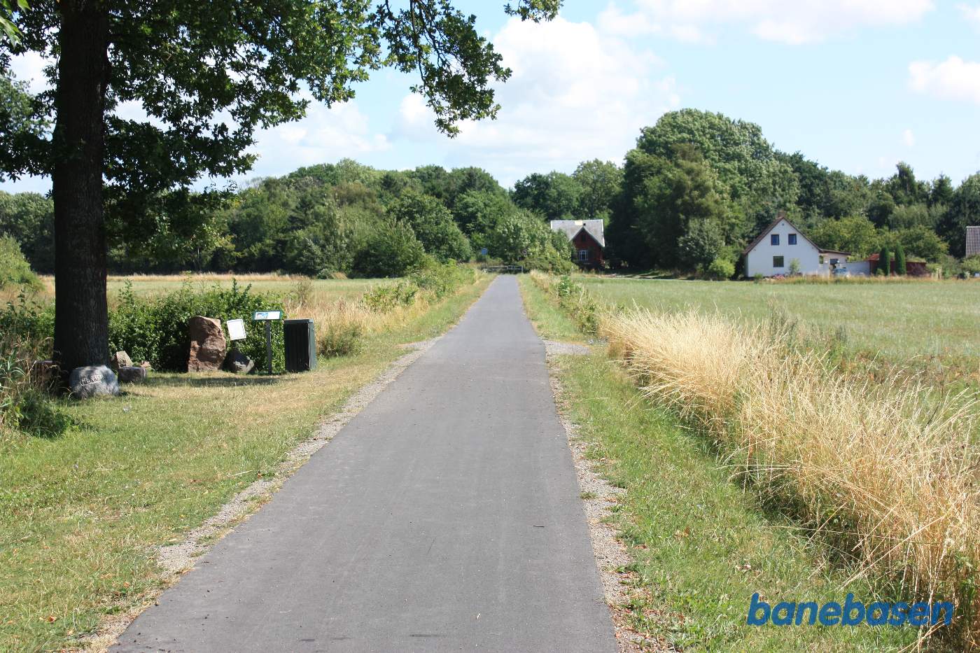 Slaus Steine ses inde til venstre, Kølleregård station skimtes længere fremme Slaus Steine ses inde til venstre, Kølleregård station skimtes længere fremme