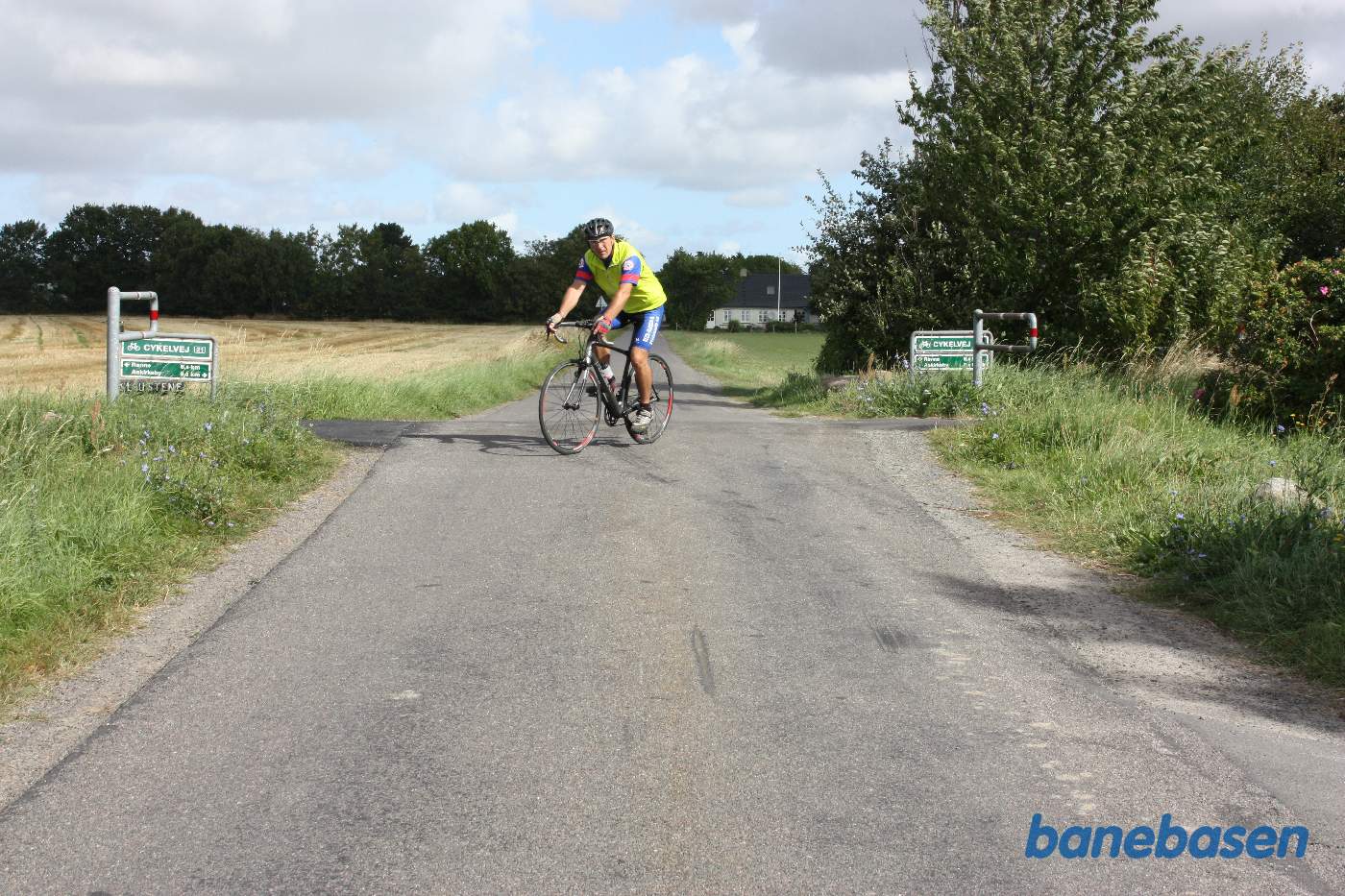 Vi står på Vellensbyvejen, hvor banen krydsede vejen. Man kan stadig se, hvordan vejen gik op til banen. Kølleregård lige inde til højre Vi står på Vellensbyvejen, hvor banen krydsede vejen. Man kan stadig se, hvordan vejen gik op til banen. Kølleregård lige inde til højre