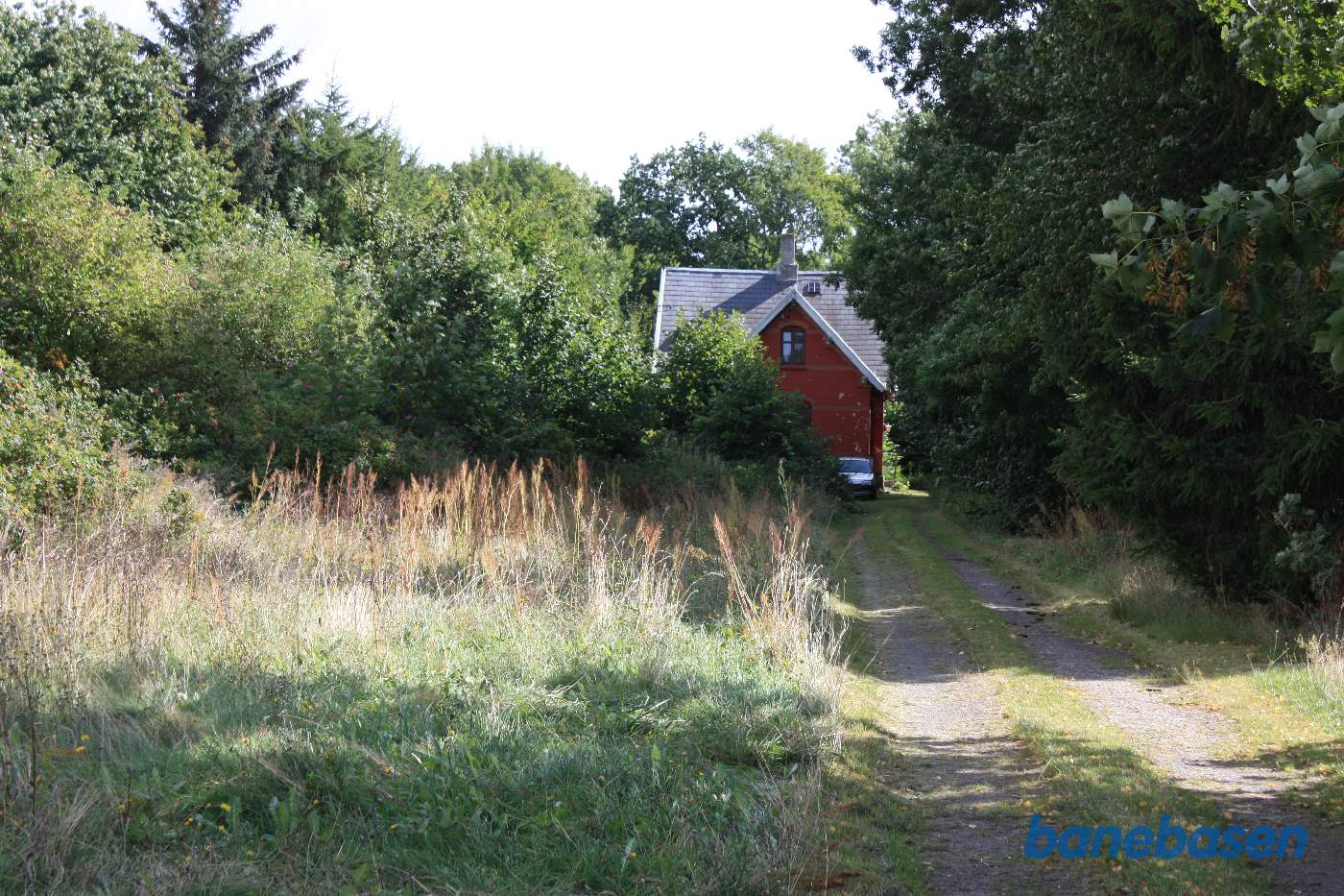 Indkørslen til stationsbygningen fra Vellensbyvejen