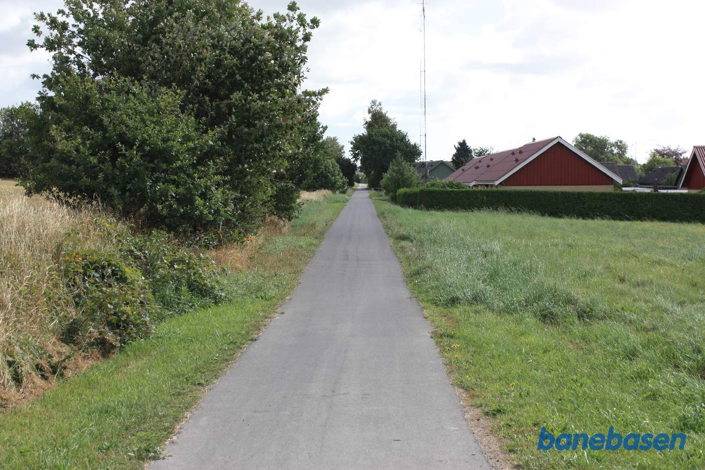 Vi står på Rønnevej og kigger mod Nexø. Parcelhuskvarteret i Nylars ses til højre for banen Vi står på Rønnevej og kigger mod Nexø. Parcelhuskvarteret i Nylars ses til højre for banen