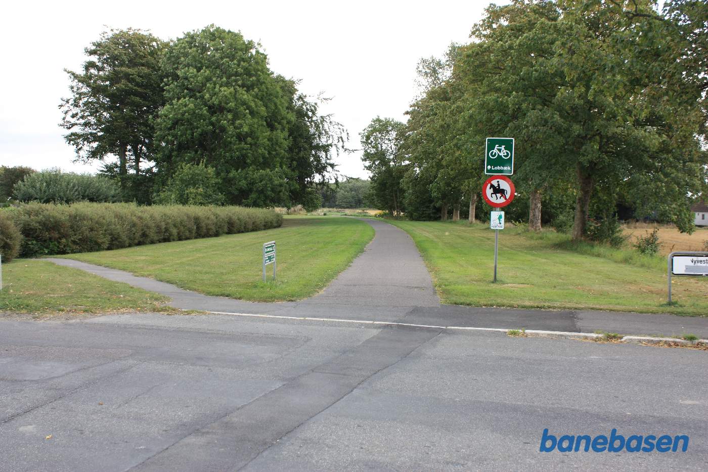 Vi står på Kirkevej og kigger mod Nexø. Det gamle trinbræt lå i kurven til højre for sporet