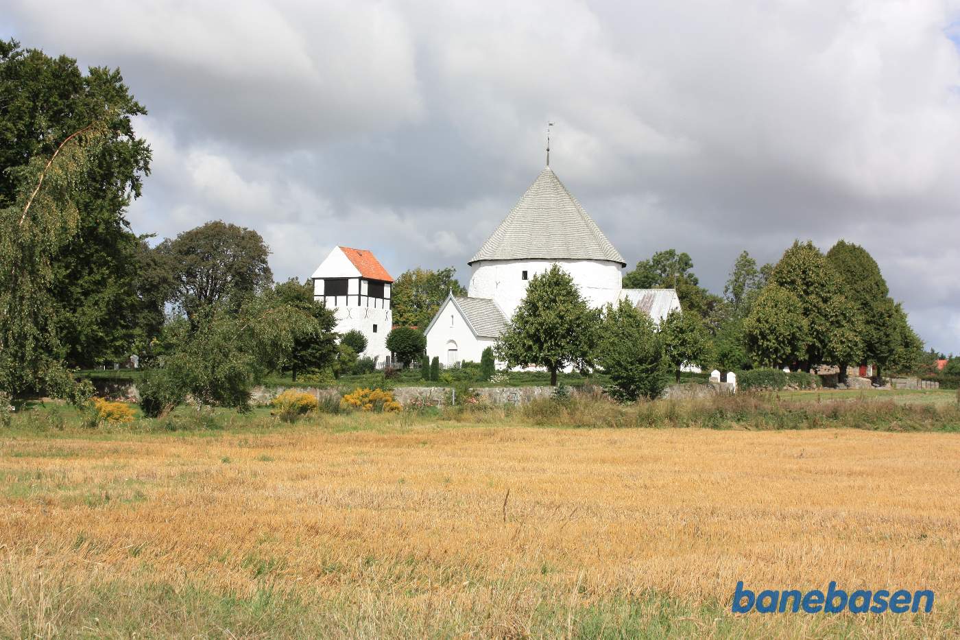 Nylars rundkirke set fra banen