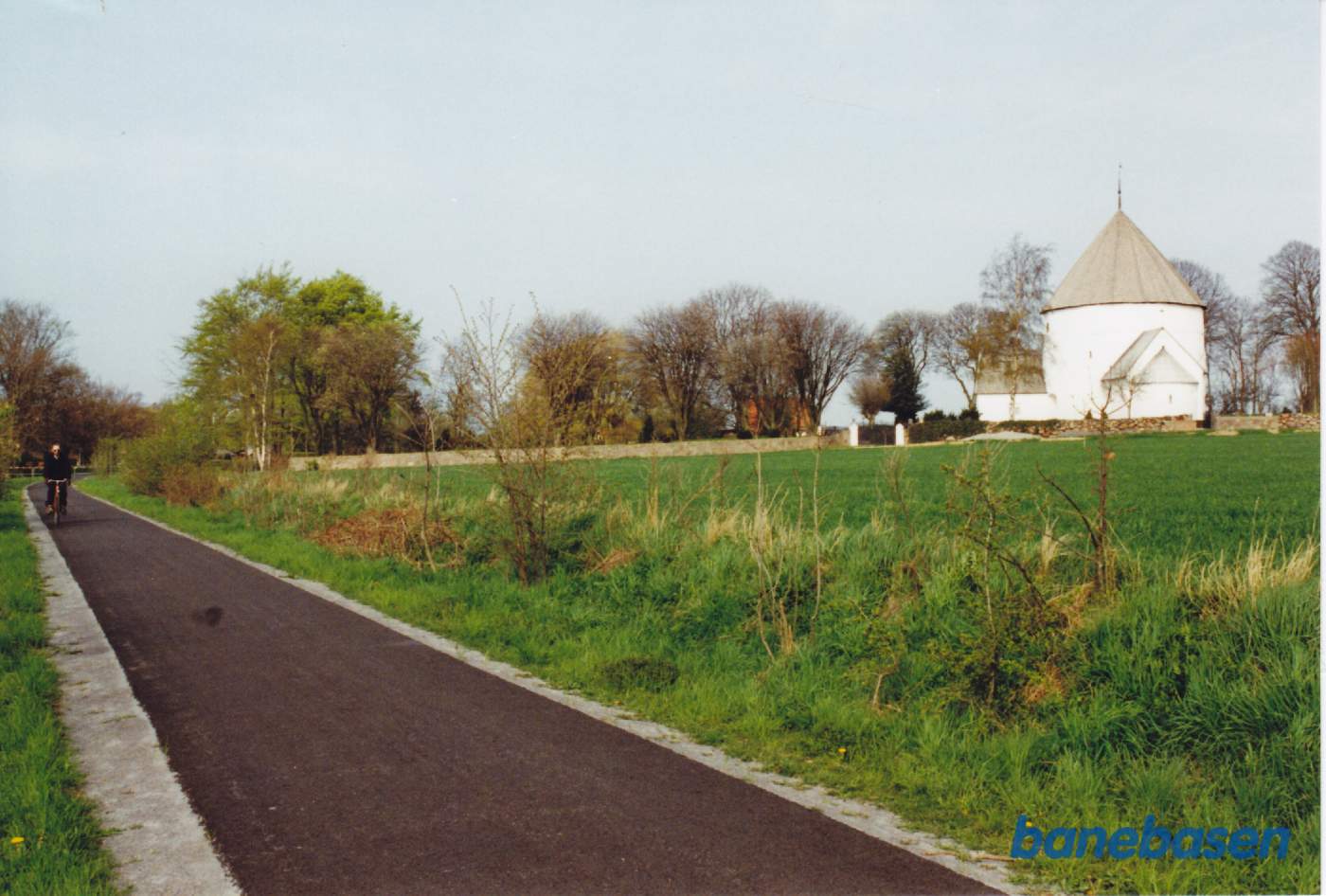 Nylars rundkirke set fra banen. Cyklisten er på vej mod Aakirkeby