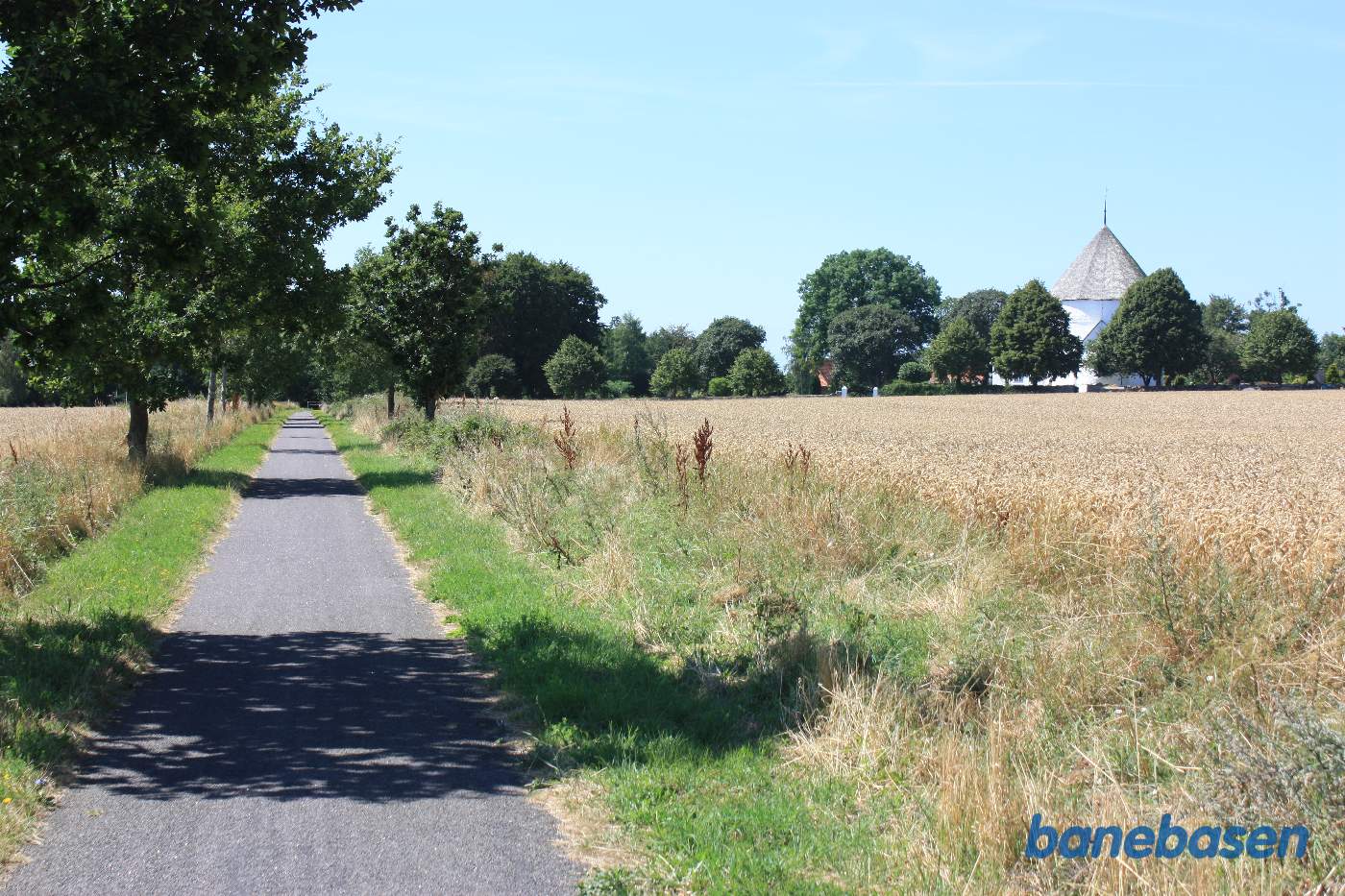 Nylars rundkirke set fra banen i retning mod Rønne