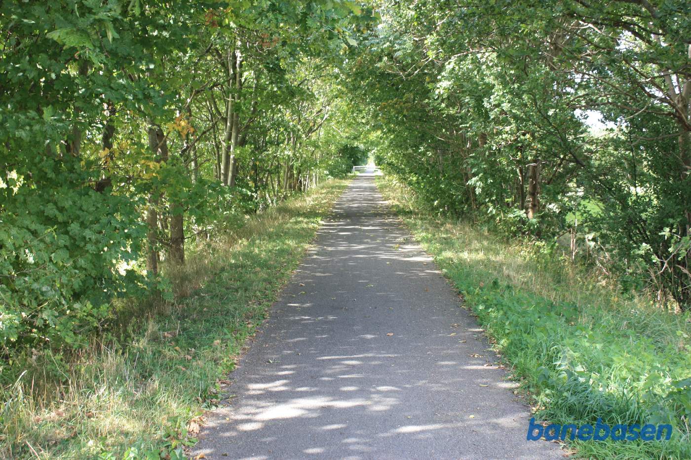 Vi står på Jernbanevej og kigger i retning mod Rønne Vi står på Jernbanevej og kigger i retning mod Rønne