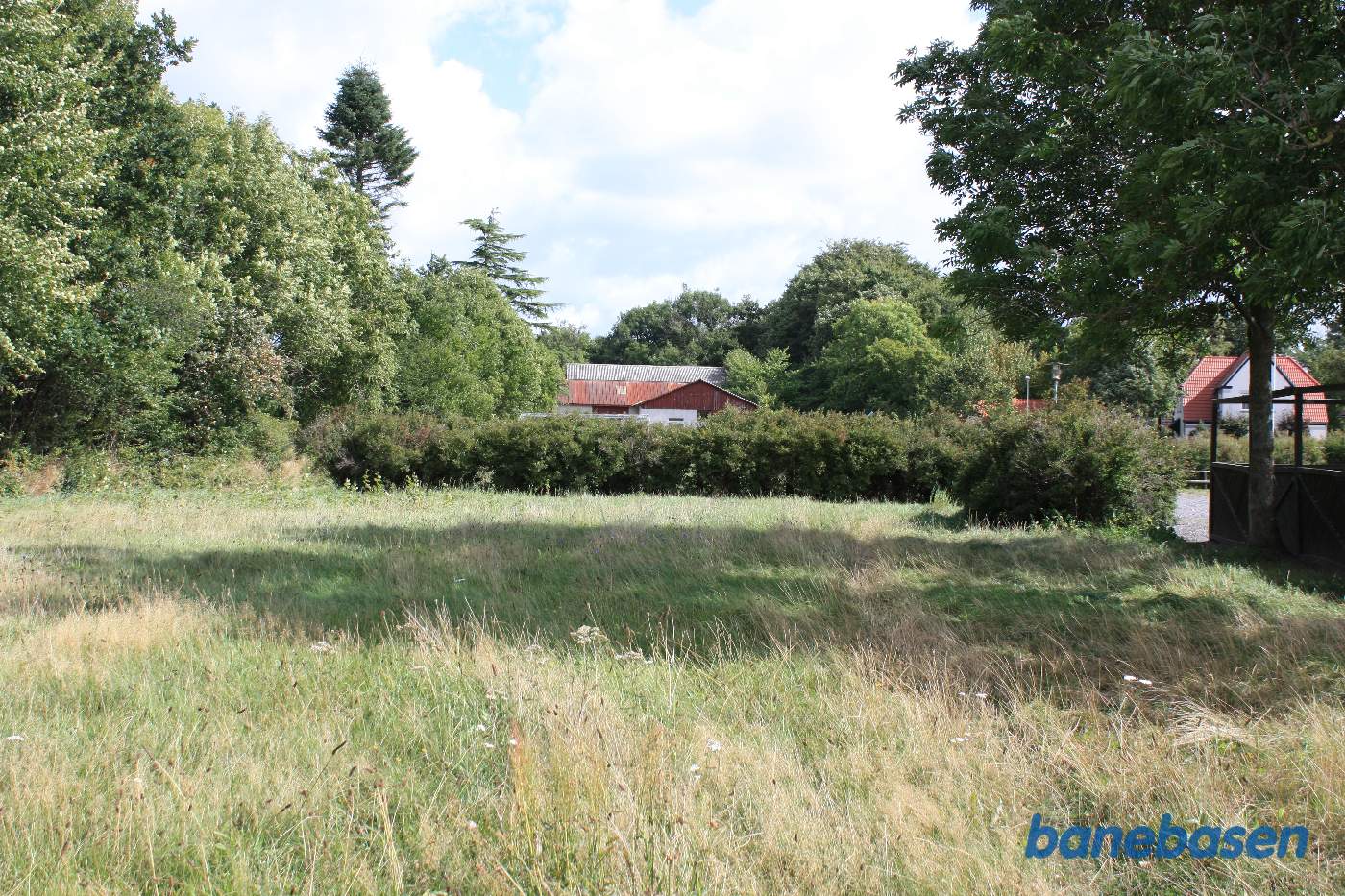 Vi står ud for stationsbygningen (til højre) og kigger mod Nexø Vi står ud for stationsbygningen (til højre) og kigger mod Nexø