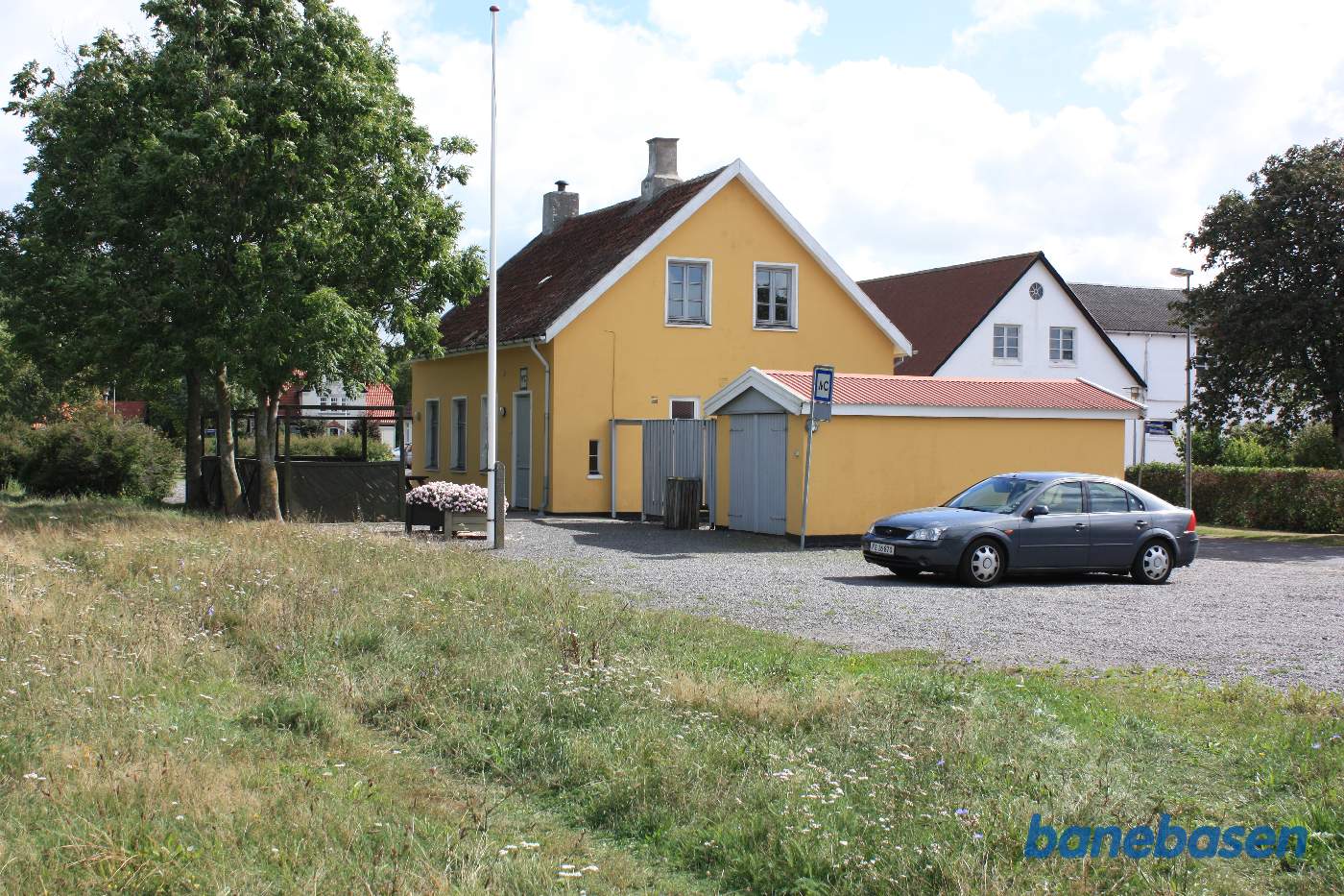 Stationsbygningen set fra banen