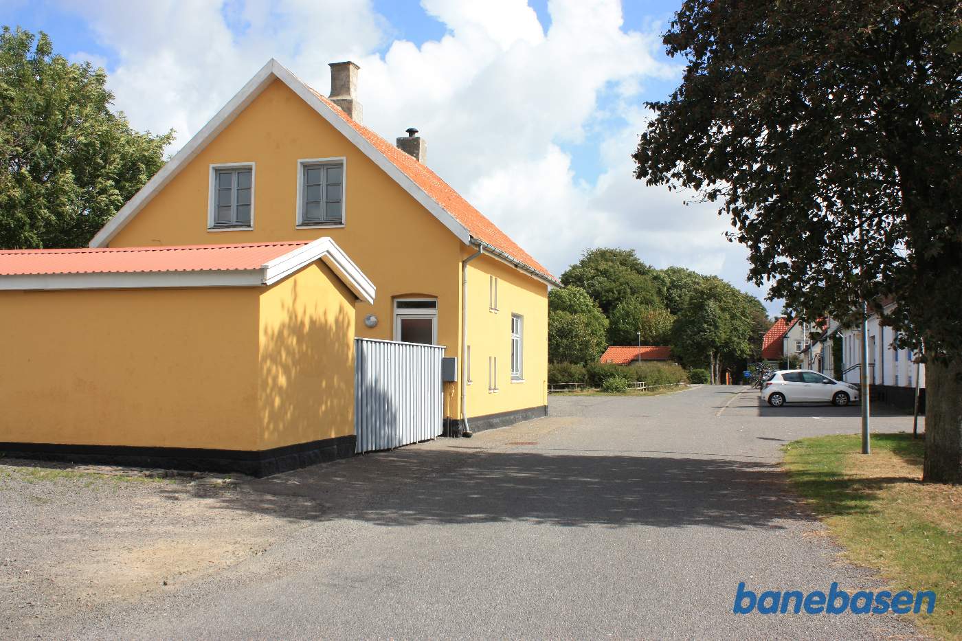 Stationsbygningen set fra vejen Stationsbygningen set fra vejen