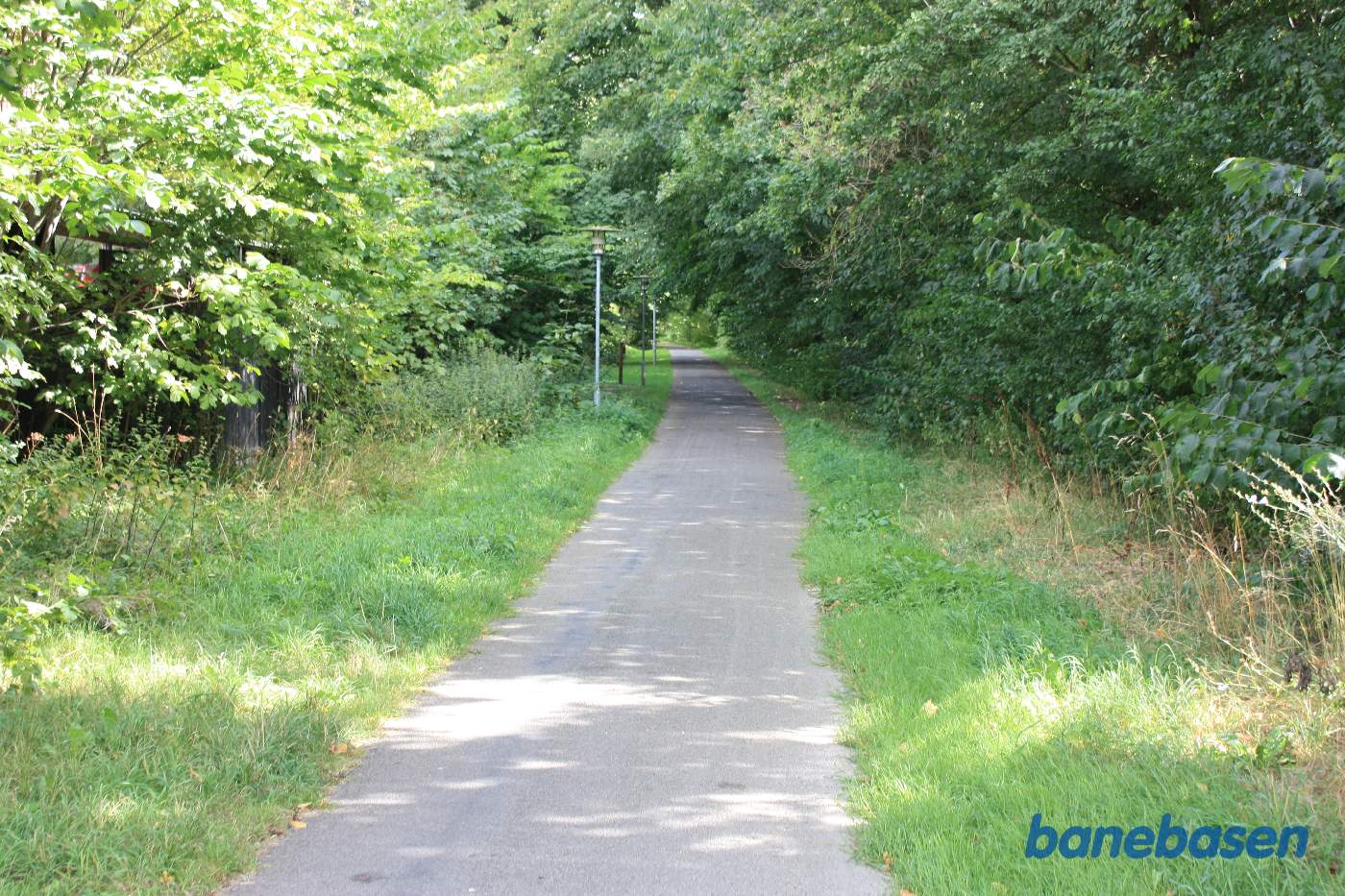 Vi står på Lobbæk Hovedgade og kigger i retning mod Nexø Vi står på Lobbæk Hovedgade og kigger i retning mod Nexø