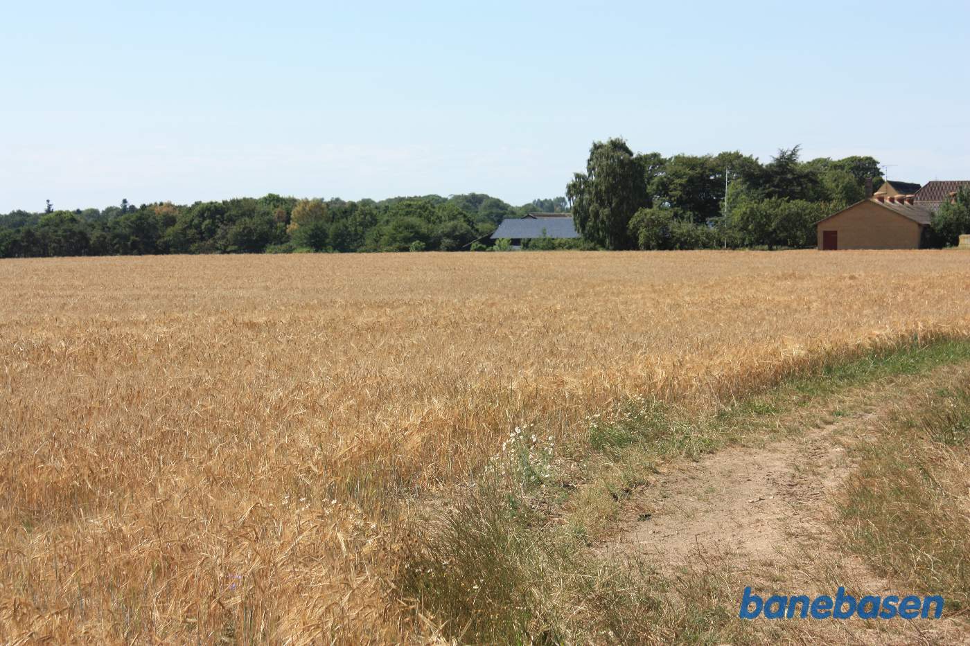 Vi står omme bag gården og kigger i retning mod Rønne
