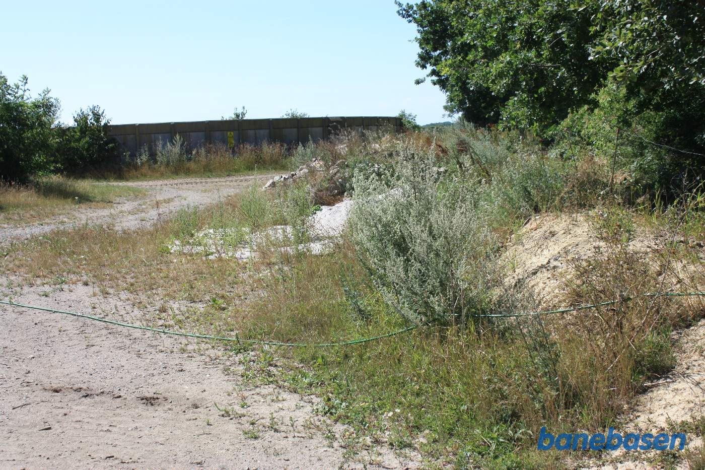 Vi står omme bag gården og kigger i retning mod Rønne Vi står omme bag gården og kigger i retning mod Rønne