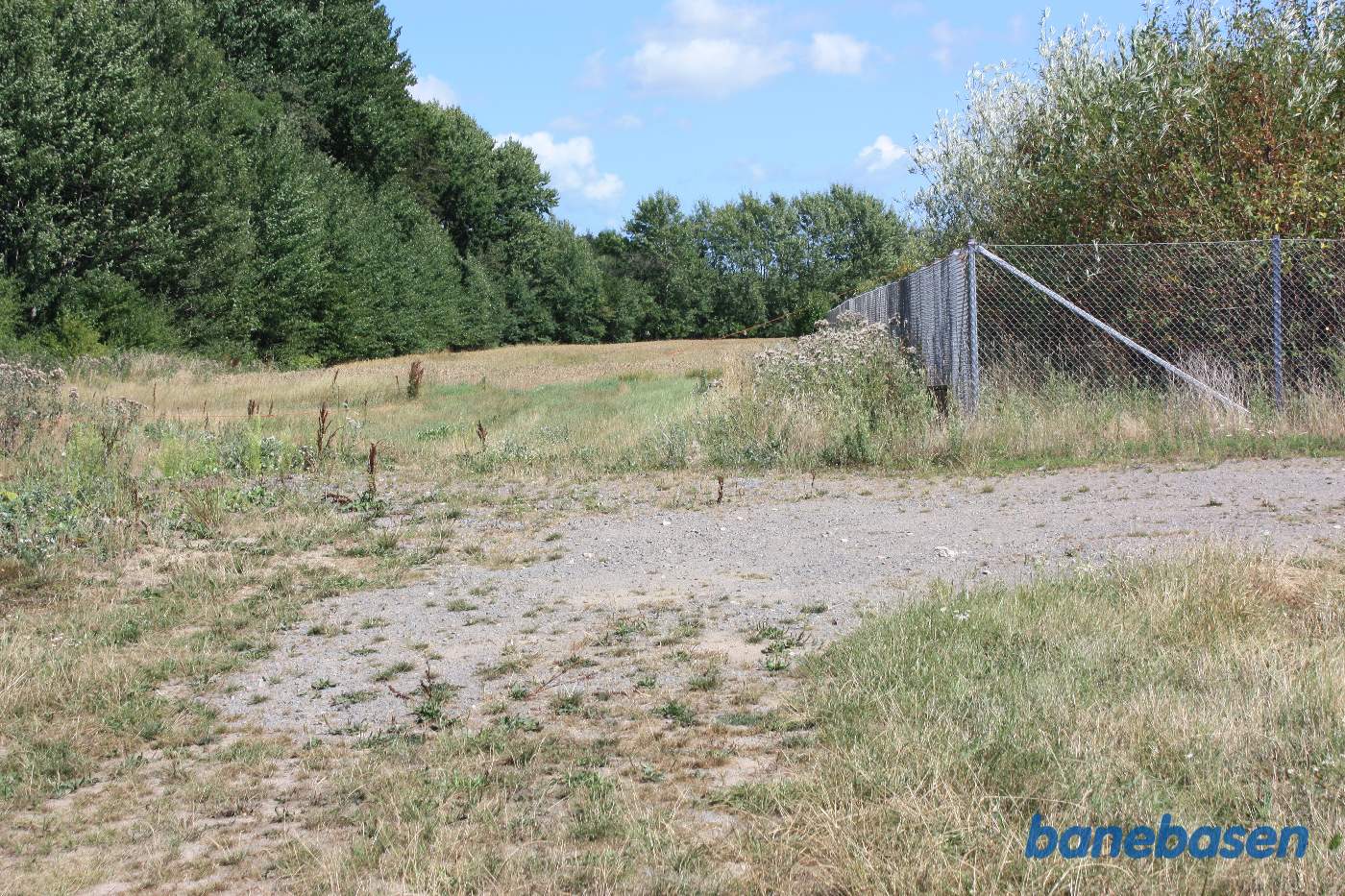 Vi står for enden af Rønnevej og kigger mod Nexø