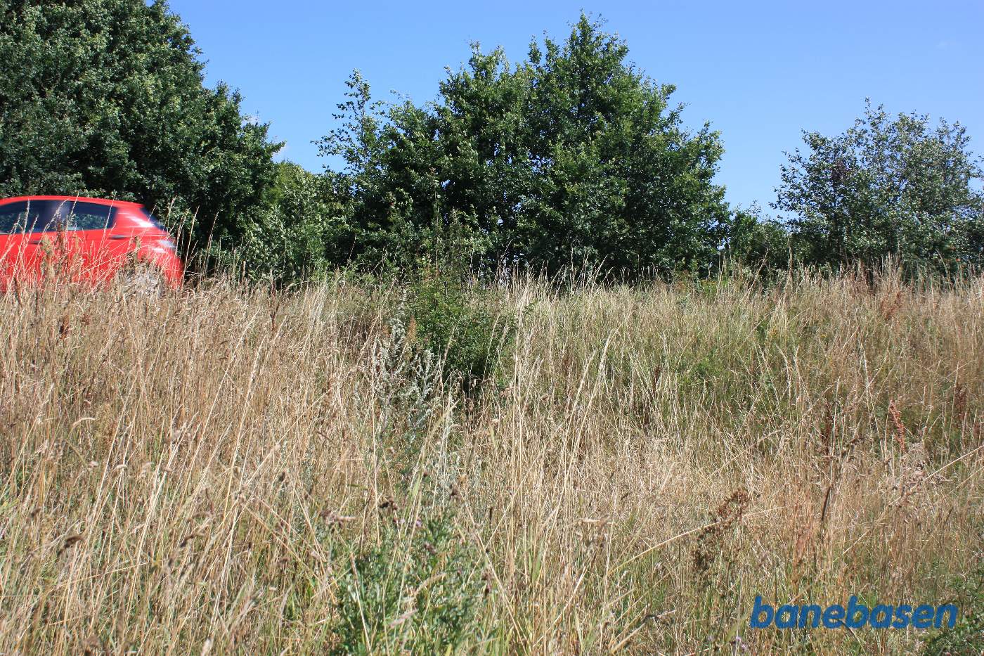 Vi står lige før overkørslen på Vestermarievej og kigger mod Nexø