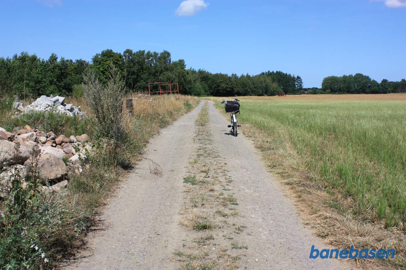 Vi står på Rønnevej og cyklen er parkeret præcist hvor banen krydsede vejen