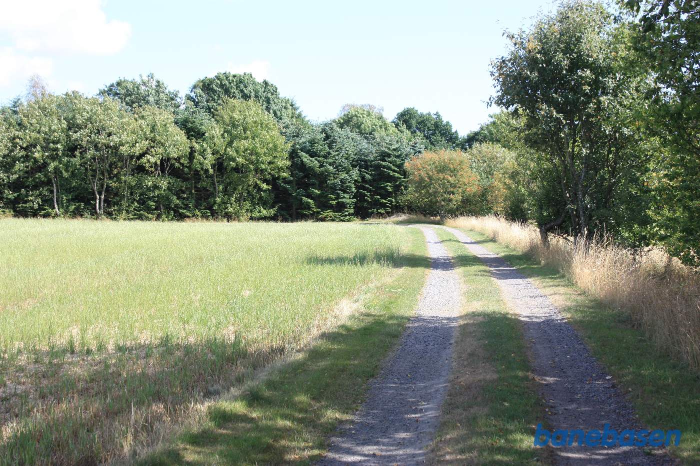 Vi står på Rønnevej og kigger mod Aakirkeby. De 2 baner mod hhv. Almindingen og Rønne kom ud midt i billedet