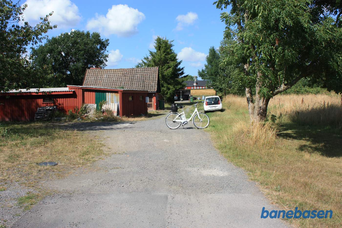 Vi står på Rønnevej og cyklen markerer hvor de 2 baner krydsede den lille sidevej, Rønne til venstre og Nexø til højre Vi står på Rønnevej og cyklen markerer hvor de 2 baner krydsede den lille sidevej, Rønne til venstre og Nexø til højre
