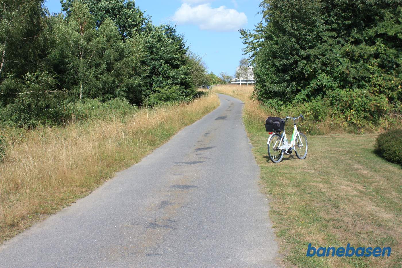 Vi er på Skagelfaldsvejen og cyklen markerer hvor de 2 baner krydsede sidevejen