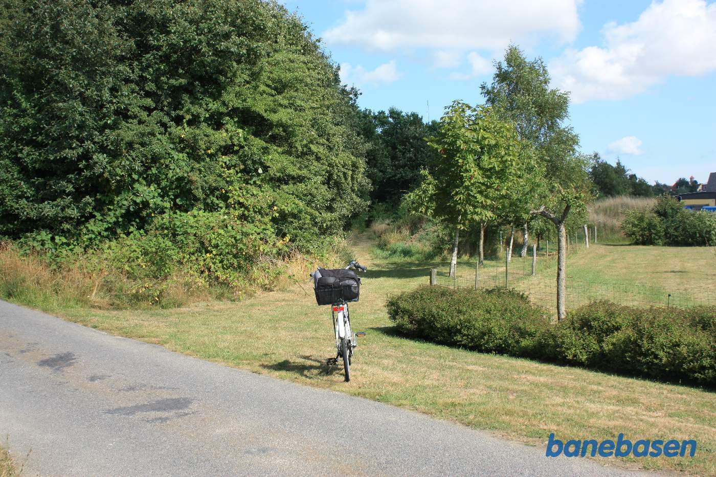 Vi er på Skagelfaldsvejen og kigger mod Nexø