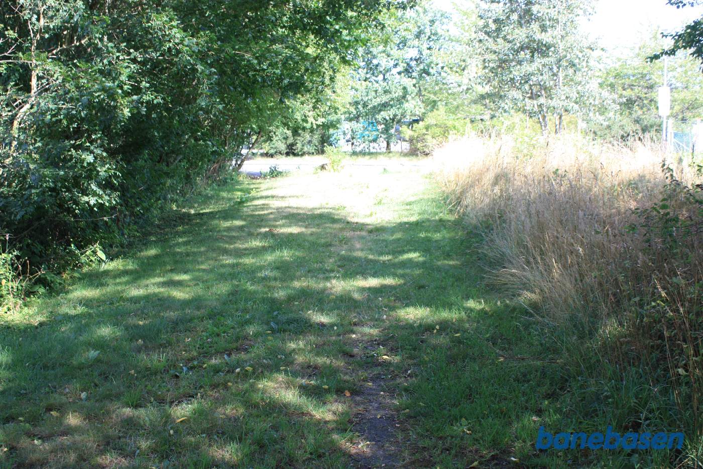 Der løber en sti mellem Skagelfaldsvejen og Brovangen, der hvor banen gik. Vi kigger mod Nexø Der løber en sti mellem Skagelfaldsvejen og Brovangen, der hvor banen gik. Vi kigger mod Nexø