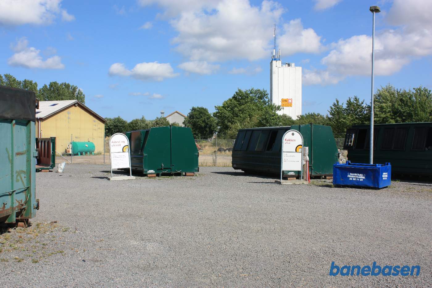 Banen løb henover genbrugspladsen. Vi kigger i retning mod Nexø Banen løb henover genbrugspladsen. Vi kigger i retning mod Nexø