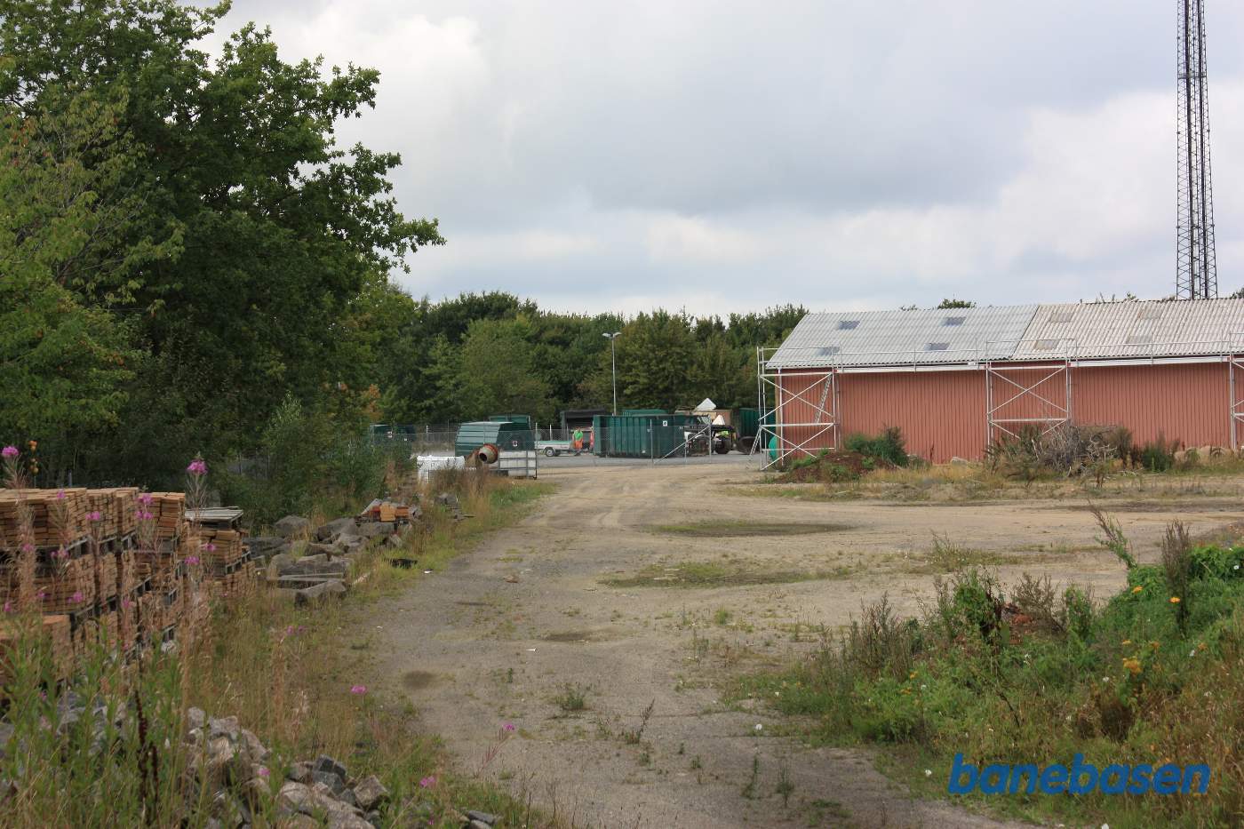 Banen løb henover genbrugspladsen. Vi kigger i retning mod Rønne Banen løb henover genbrugspladsen. Vi kigger i retning mod Rønne