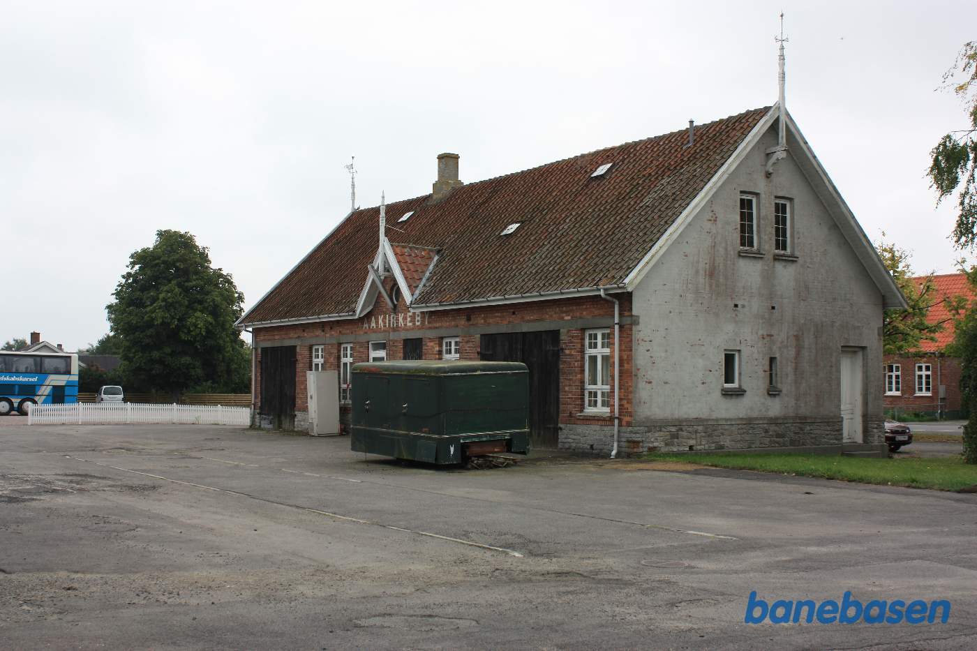 Stationsbygningen set fra banen